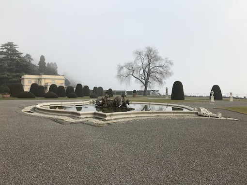 A passeggio attorno alla fontana neo-barocca