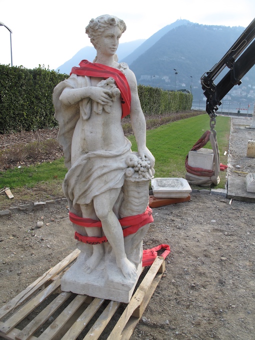 Nuova posizione per le statue del parterre